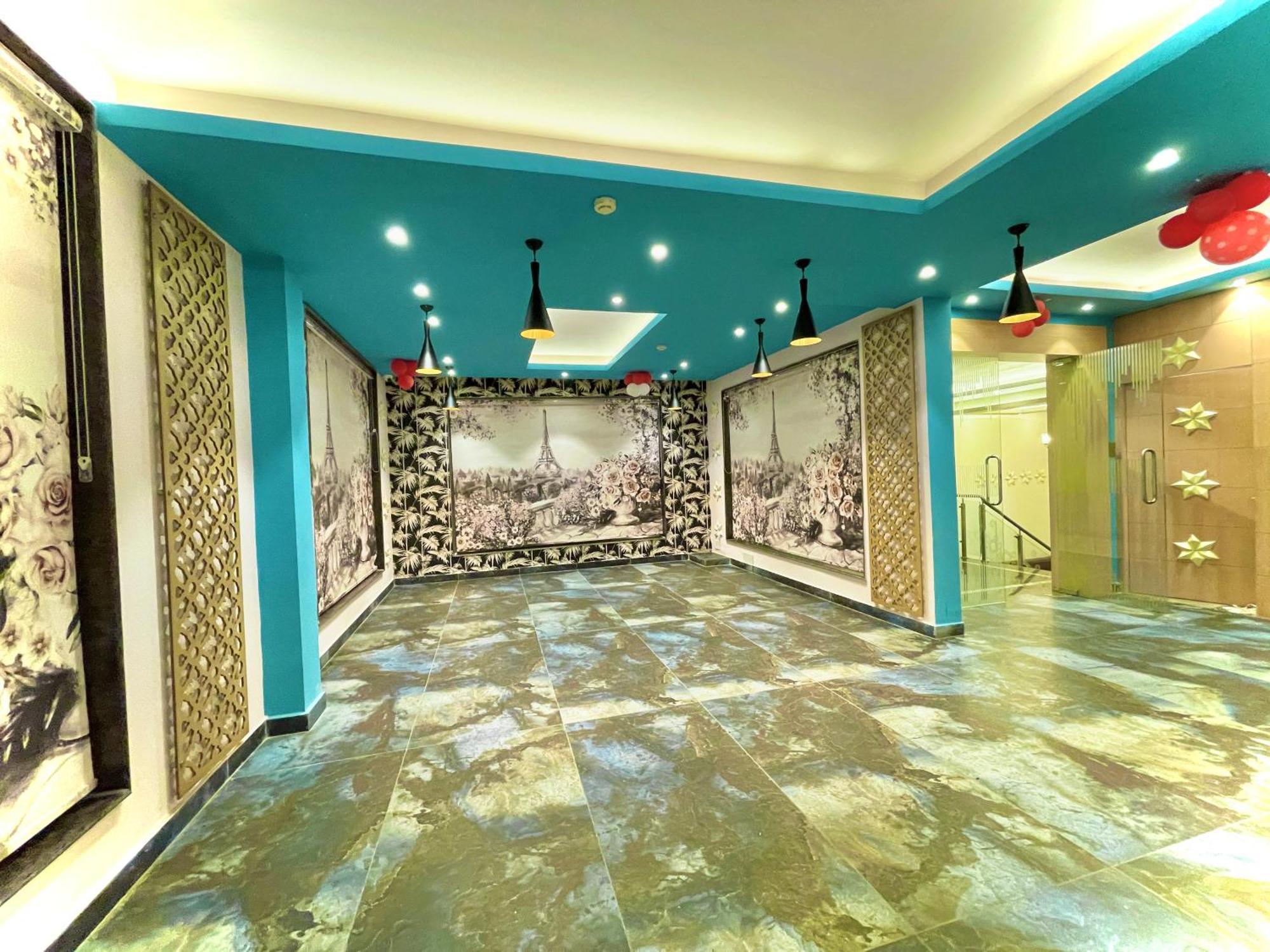 K Palace , Hotel